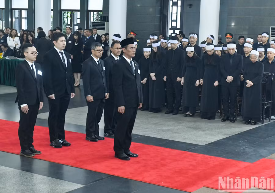 Đoàn Cộng hòa Indonesia do Bộ trưởng Nông nghiệp Indonesia Andi Amran Sulaiman làm Trưởng đoàn vào viếng Tổng Bí thư Nguyễn Phú Trọng.