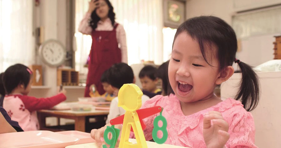 Sứ mệnh đầu tiên của giáo viên mẫu giáo là giúp trẻ được sống vui vẻ mỗi ngày và tận hưởng niềm vui từ những bài học khác nhau. (Ảnh: ITN).