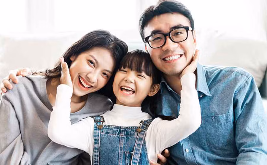 Hãy quan sát con và dùng ánh mắt quan tâm để cho chúng biết rằng bạn đang lắng nghe. (Ảnh: ITN).