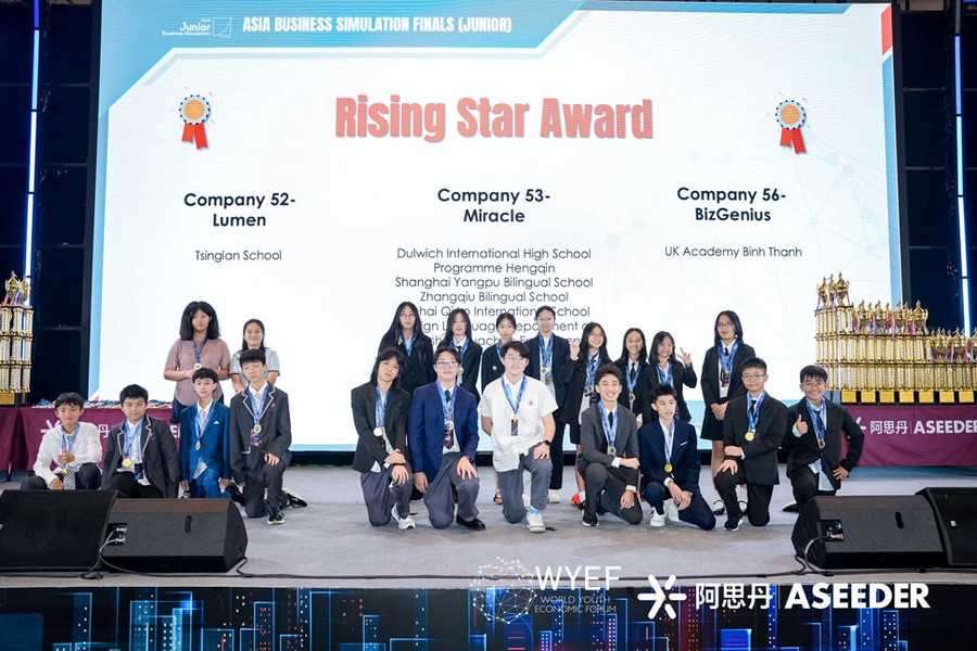 Giải thưởng cho trải nghiệm gian hàng công nghệ xuất sắc nhất. Ảnh UKA Bình Thạnh Giải thưởng cho trải nghiệm gian hàng công nghệ xuất sắc nhất. Ảnh UKA Bình Thạnh