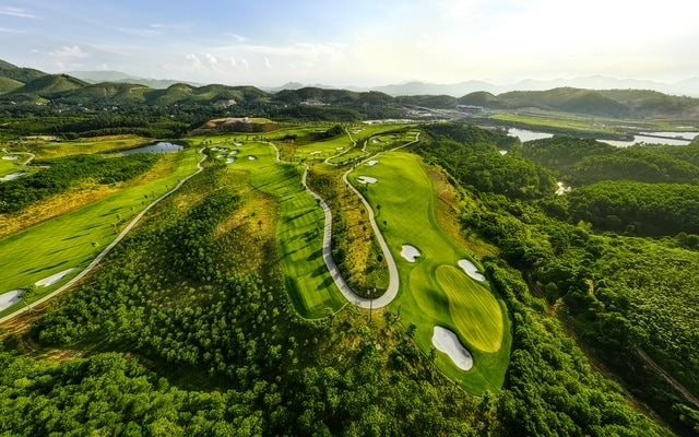 Văn Lang Empire T&T Golf Club là sân golf 5 sao chất lượng cao. Văn Lang Empire T&T Golf Club là sân golf 5 sao chất lượng cao.