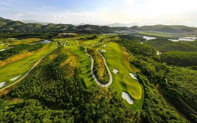 Văn Lang Empire T&amp;T Golf Club là sân golf 5 sao chất lượng cao.