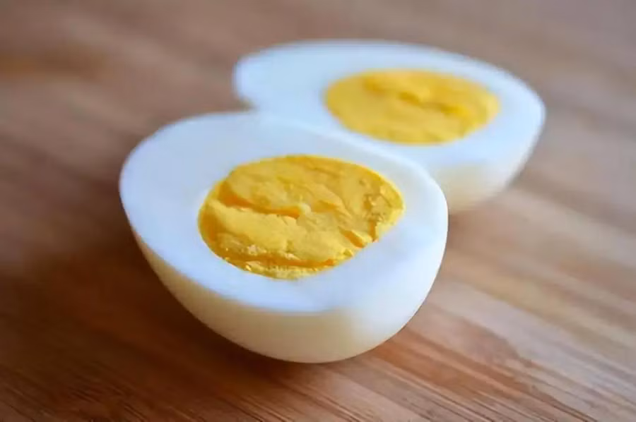 Sự hấp dẫn của trứng luộc nằm ở hương vị nguyên bản và kết cấu mềm mại. (Ảnh: ITN)