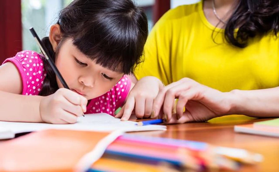Khi trẻ có tiến bộ trong học tập, cha mẹ nên ghi nhận và động viên kịp thời. (Ảnh: ITN).