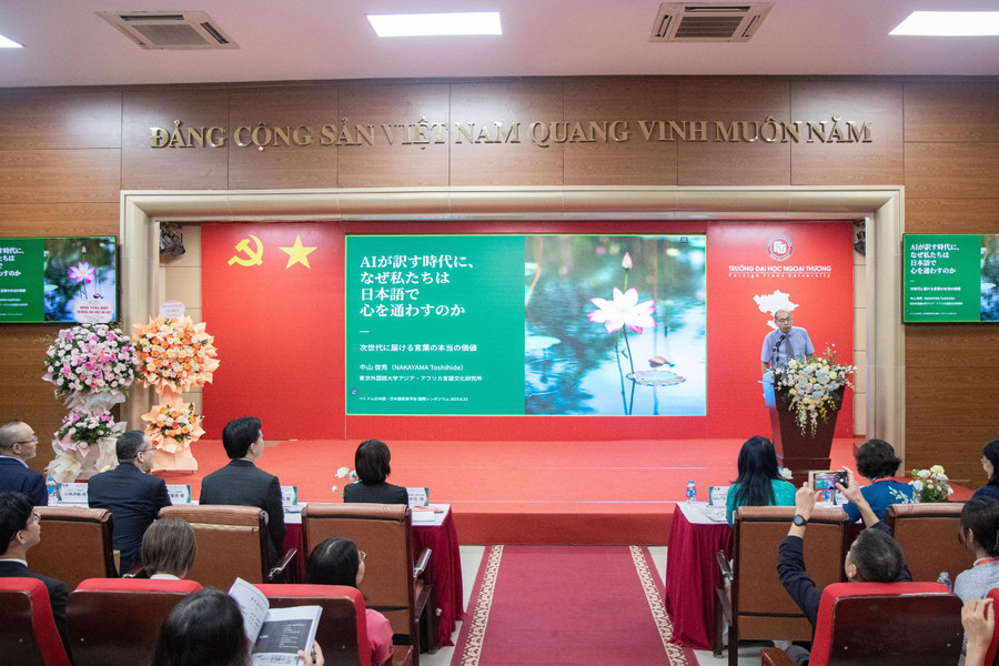 GS, Nakayama Toshihide – Phó Hiệu trưởng Trường ĐH Ngoại ngữ Tokyo chia sẻ tham luận mở đầu Hội thảo. image009.jpg
