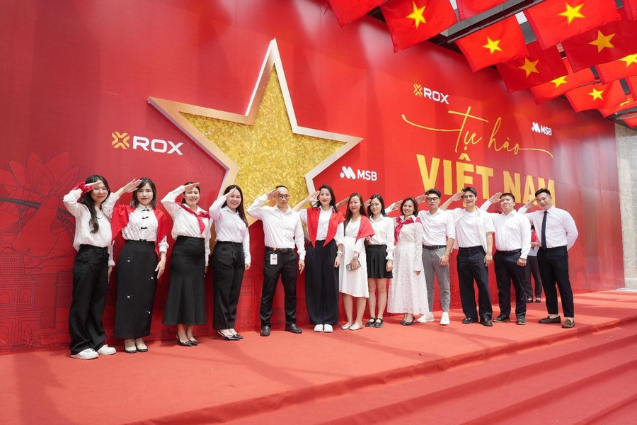 Bức tường với ngôi sao vàng năm cánh và dòng chữ “Tự hào Việt Nam” dưới sảnh tầng 1 ROX Tower trở thành phông nền cho hàng trăm tấm ảnh mỗi ngày Bức tường với ngôi sao vàng năm cánh và dòng chữ “Tự hào Việt Nam” dưới sảnh tầng 1 ROX Tower trở thành phông nền cho hàng trăm tấm ảnh mỗi ngày