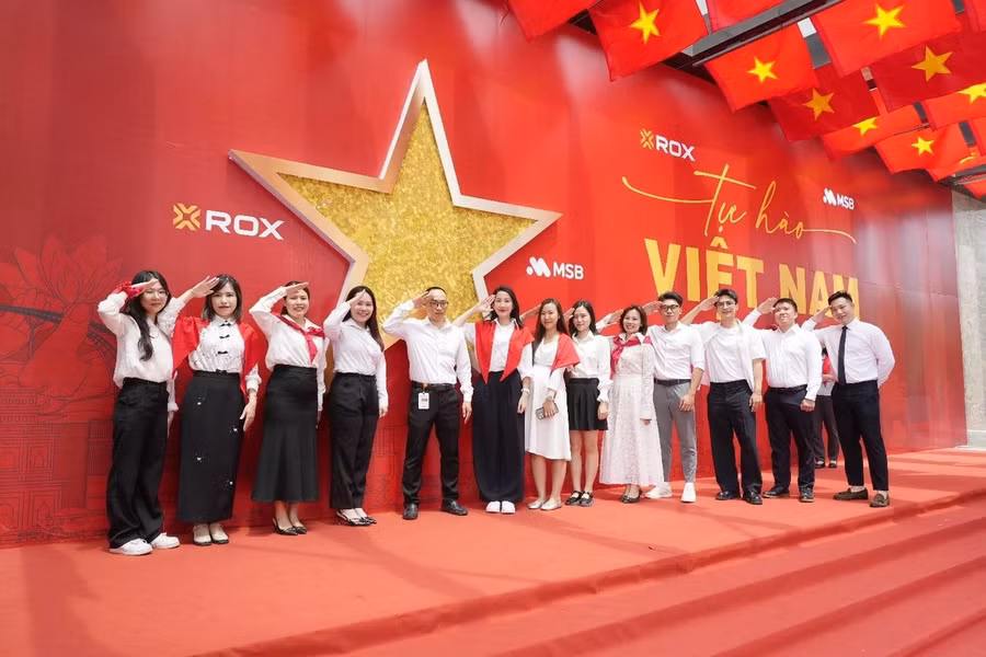 Bức tường với ngôi sao vàng năm cánh và dòng chữ “Tự hào Việt Nam” dưới sảnh tầng 1 ROX Tower trở thành phông nền cho hàng trăm tấm ảnh mỗi ngày