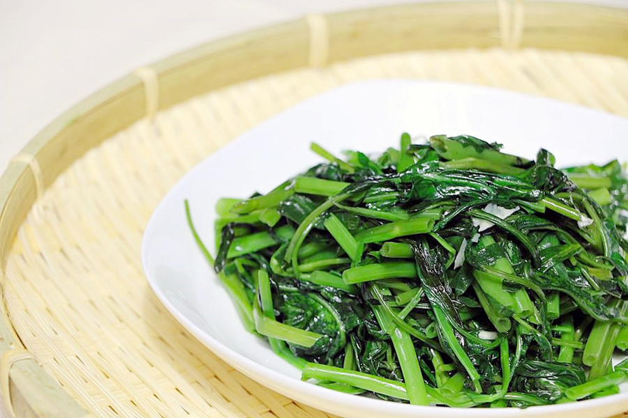 Lá rau muống và lá khoai lang có xu hướng chuyển sang màu đen nếu xào lâu. Do đó, thời điểm cho rau vào chảo cũng phải tuyệt đối chính xác. (Ảnh: ITN).
