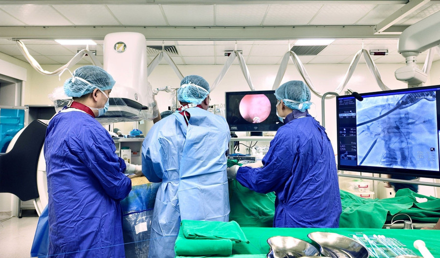 Ê-kíp bác sĩ thực hiện tán sỏi mật qua da bằng laser điều trị cho bệnh nhân.