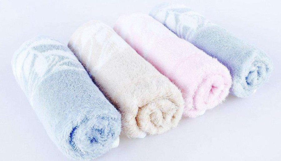 Ngoài màu sắc và cảm giác, khả năng thấm hút nước, khả năng thở, độ mềm mại và độ co dãn đều là những tiêu chuẩn quan trọng để đánh giá chất lượng khăn. (Ảnh: ITN) 2-ngoai-mau-sac-va-cam-giac.jpg