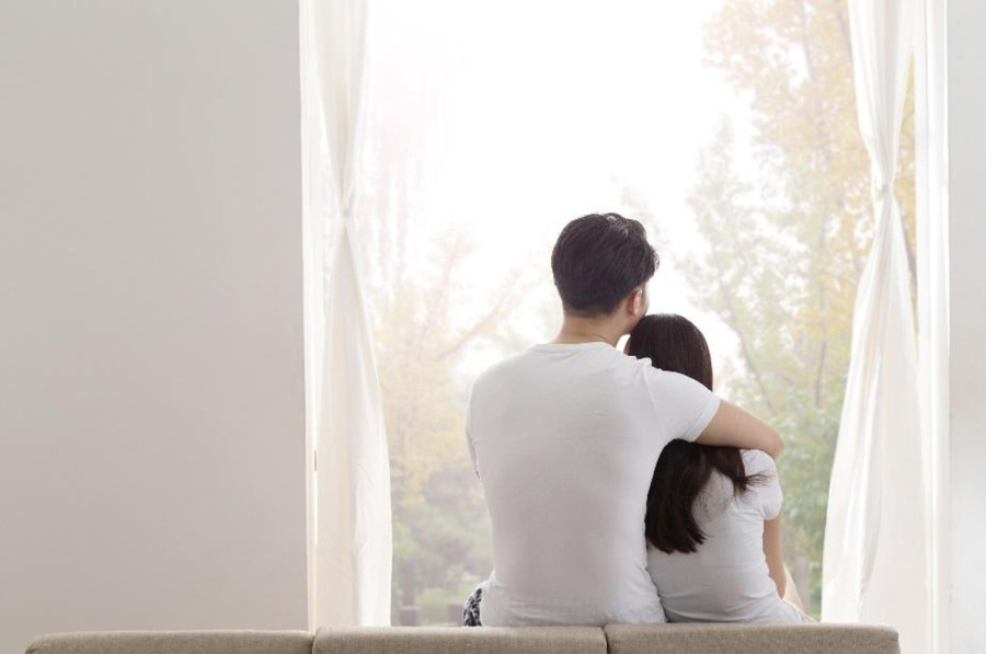Hãy tin rằng nửa kia cũng sẽ bị ảnh hưởng bởi thái độ lạc quan của bạn đối với công việc nhà, dần dần họ sẽ chủ động chia sẻ công việc nhà với bạn. (Ảnh: ITN).