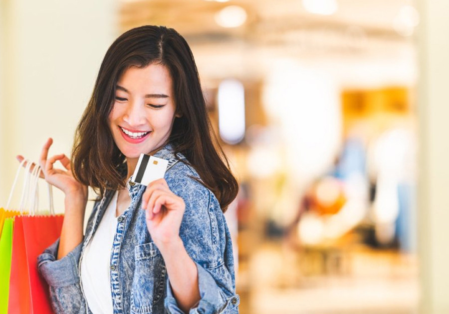 Nếu bạn cảm thấy mình không thể cưỡng lại việc sử dụng thẻ tín dụng, hãy để nó ở nhà. (Ảnh: ITN).