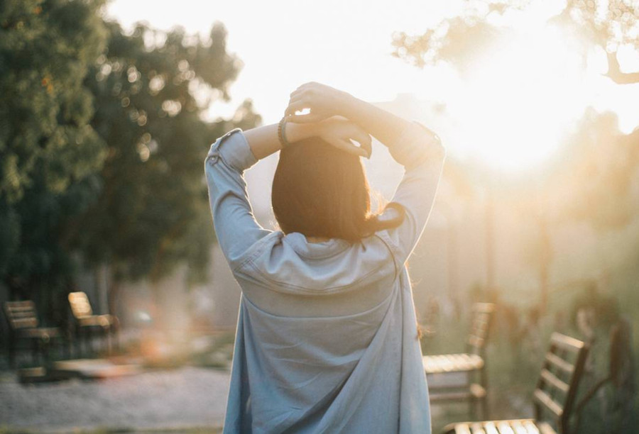 Tắm nắng có vẻ rất đơn giản, nhưng thực ra nó có cơ sở khoa học và giá trị tâm lý. (Ảnh: ITN)