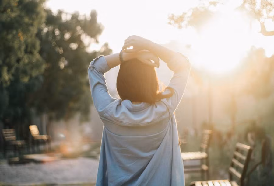 Tắm nắng có vẻ rất đơn giản, nhưng thực ra nó có cơ sở khoa học và giá trị tâm lý. (Ảnh: ITN)