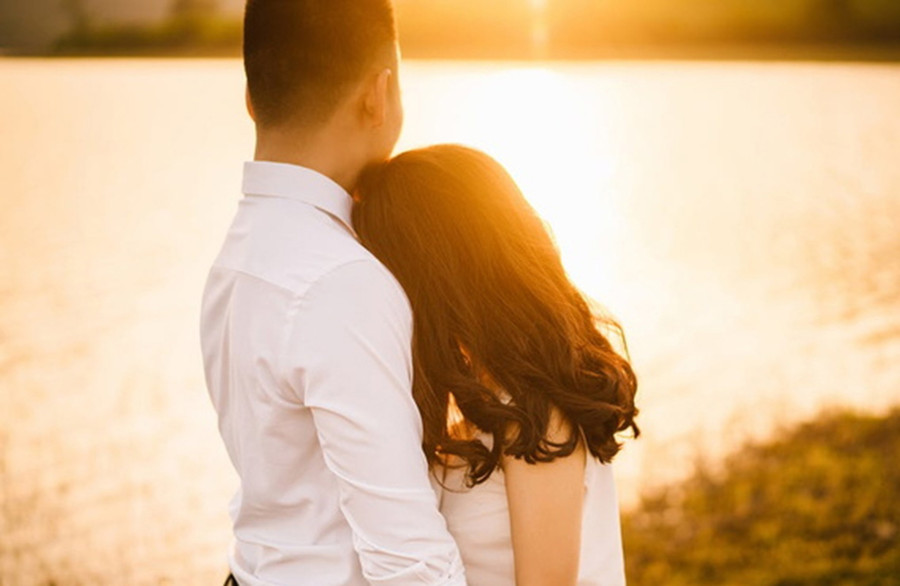 Bạn nên tán tỉnh người đàn ông của mình bất cứ khi nào có cơ hội. (Ảnh: ITN). 2-ban-nen-tan-tinh-1107.jpg