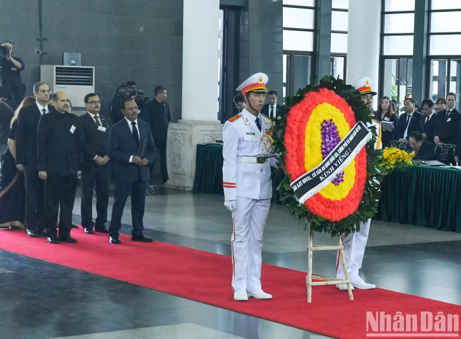 Đoàn Cộng hòa Ấn Độ do ông Ajit Doval, Cố vấn an ninh quốc gia của Thủ tướng Ấn Độ làm Trưởng đoàn vào viếng Tổng Bí thư Nguyễn Phú Trọng.