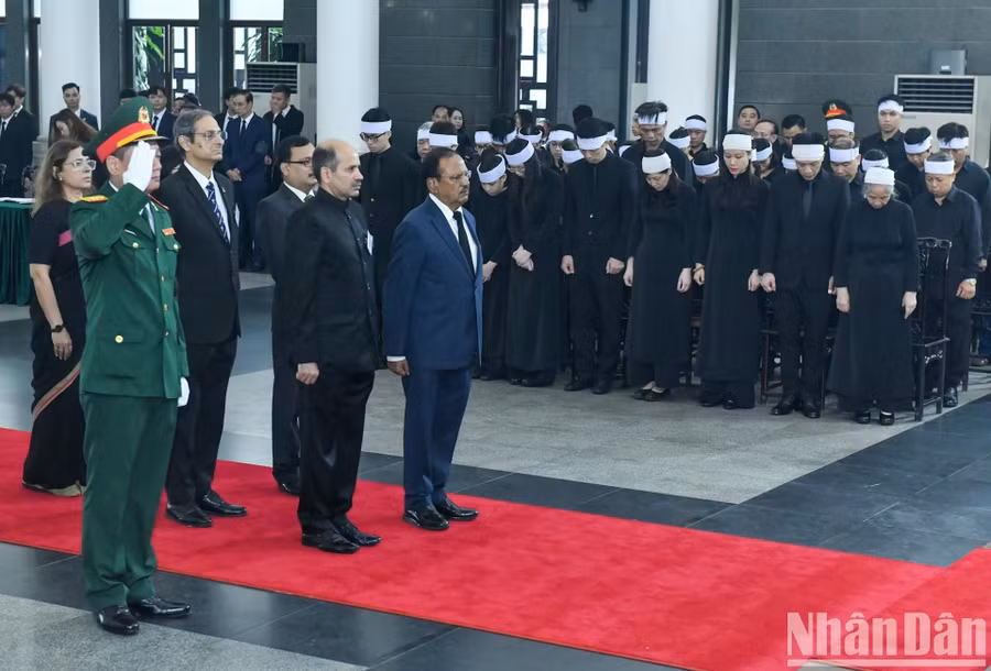 Đoàn Cộng hòa Ấn Độ do ông Ajit Doval, Cố vấn an ninh quốc gia của Thủ tướng Ấn Độ làm Trưởng đoàn vào viếng Tổng Bí thư Nguyễn Phú Trọng.