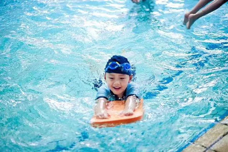 Ở các trung tâm giáo dục bơi lội chuyên nghiệp, huấn luyện viên sẽ kiểm soát thời gian bơi của trẻ một cách hợp lý dựa trên độ tuổi và tình trạng của trẻ. (Ảnh: ITN). 2-o-cac-trung-tam.jpg