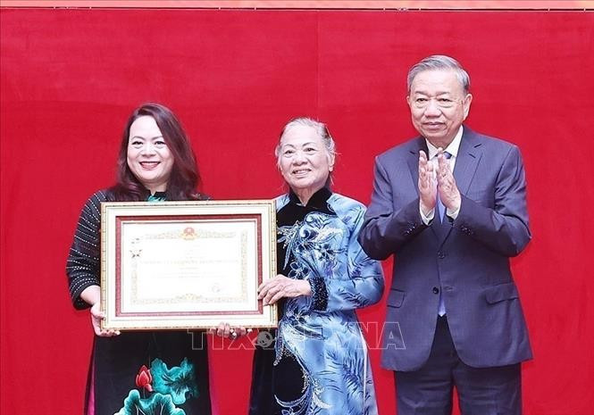 Tổng Bí thư Tô Lâm trao Danh hiệu Anh hùng Lực lượng vũ trang nhân dân cho đại diện gia đình Thượng tướng Bùi Thiện Ngộ. Ảnh: Thống Nhất/TTXVN.