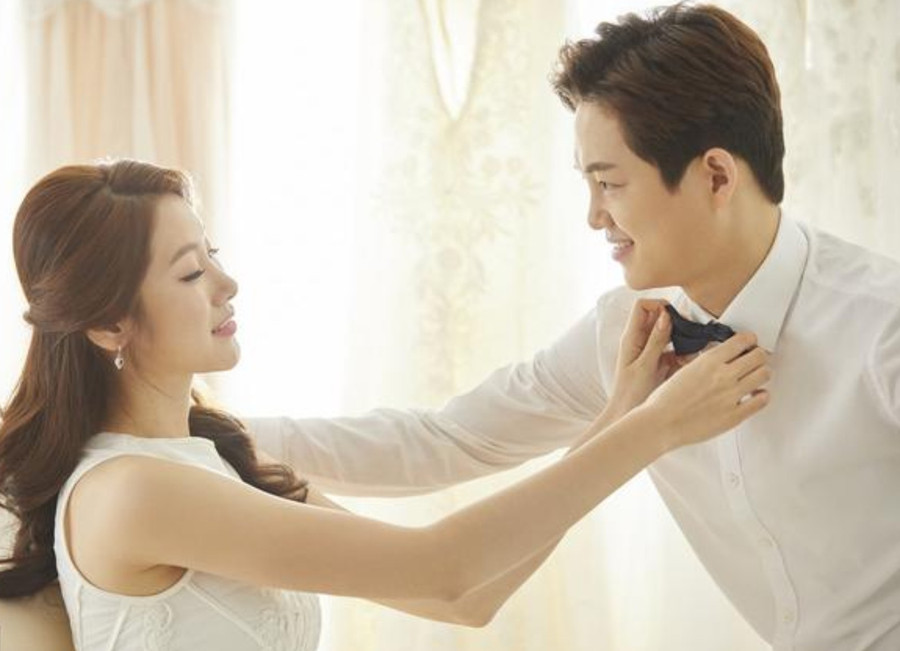 Mặc dù áp lực cơm áo gạo tiền là một phần không thể tránh khỏi trong hôn nhân, nhưng chúng ta nên chủ động thêm một chút màu sắc vào cuộc sống. (Ảnh: ITN) 2-mac-du-ap-luc-com-ao-gao-tien.jpg