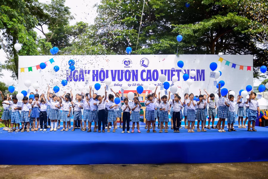 Những trái bóng bay mang theo ước mơ của các em nhỏ cùng bay cao, như lời gửi gắm về một tương lai đầy hy vọng và khát vọng vươn xa. (Ảnh: Hải An).