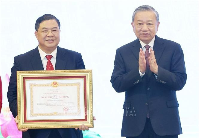 Tổng Bí thư Tô Lâm trao Huân chương Lao động hạng Nhất tặng Văn phòng Trung ương Đảng. Ảnh: Thống Nhất/TTXVN Tổng Bí thư Tô Lâm trao Huân chương Lao động hạng Nhất tặng Văn phòng Trung ương Đảng. Ảnh: Thống Nhất/TTXVN