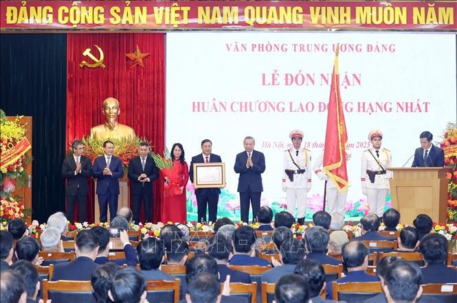 Tổng Bí thư Tô Lâm trao Huân chương Lao động hạng Nhất tặng Văn phòng Trung ương Đảng. Ảnh: Thống Nhất/TTXVN Tổng Bí thư Tô Lâm trao Huân chương Lao động hạng Nhất tặng Văn phòng Trung ương Đảng. Ảnh: Thống Nhất/TTXVN