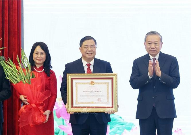 Tổng Bí thư Tô Lâm trao Huân chương Lao động hạng Nhất tặng Văn phòng Trung ương Đảng. Ảnh: Thống Nhất/TTXVN Tổng Bí thư Tô Lâm trao Huân chương Lao động hạng Nhất tặng Văn phòng Trung ương Đảng. Ảnh: Thống Nhất/TTXVN