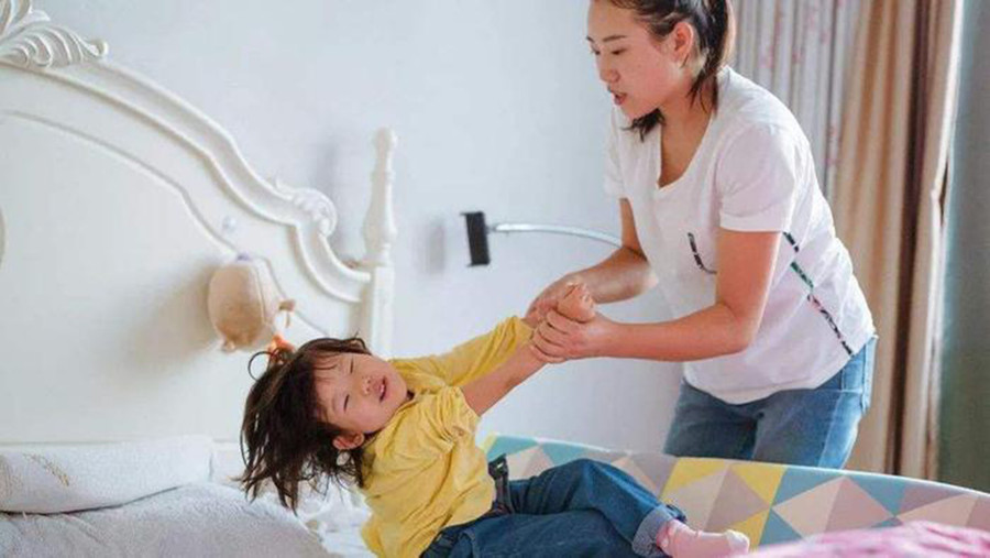 Trẻ ở nhà trong kỳ nghỉ, nhưng cha mẹ vẫn đi làm như thường lệ. Không có thời gian chăm sóc con cái đã trở thành vấn đề lớn nhất mà các bậc phụ huynh phải đối mặt. (Ảnh: ITN).