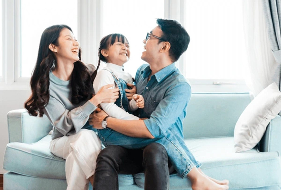 Hỗ trợ con học cách nói chuyện và tham gia trò chuyện cũng rất quan trọng. (Ảnh: ITN).