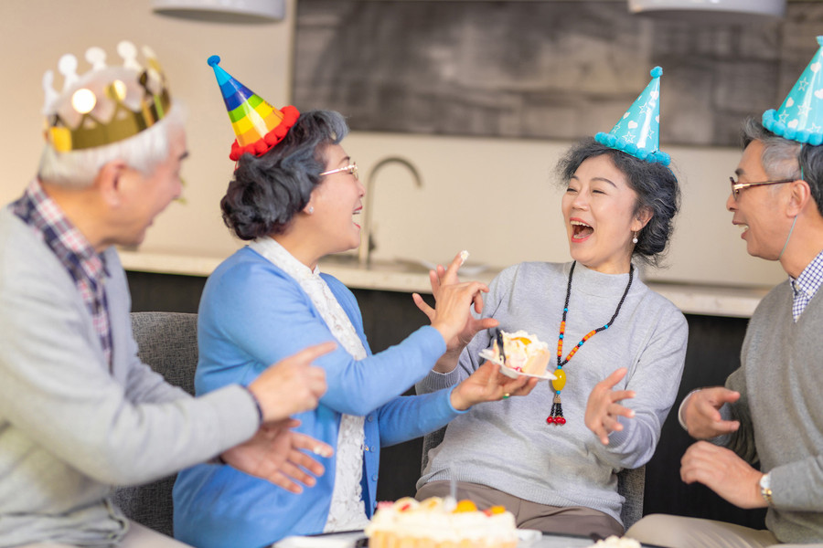 Mỗi khi có thêm một người bạn mới vui vẻ tham gia vào vòng tròn xã hội, mức độ hạnh phúc có thể tăng 9%. (Ảnh: ITN) 2-moi-khi-co-them-mot-nguoi-ban.jpg