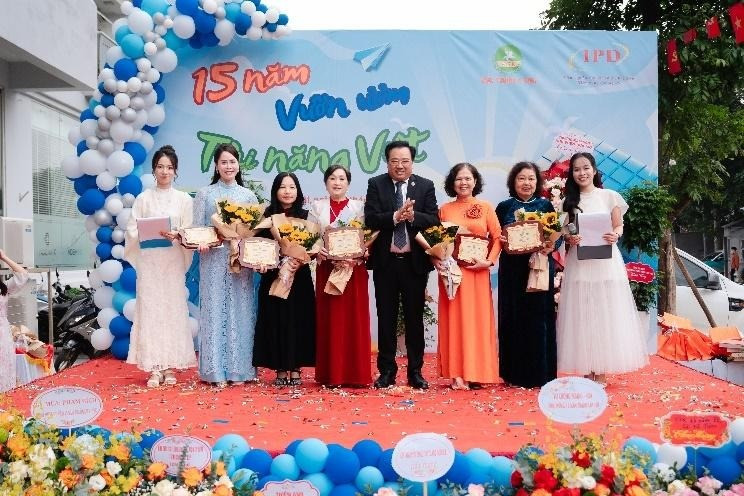 Trao tặng hoa và kỷ niệm chương tri ân cho những thành viên sáng lập trường