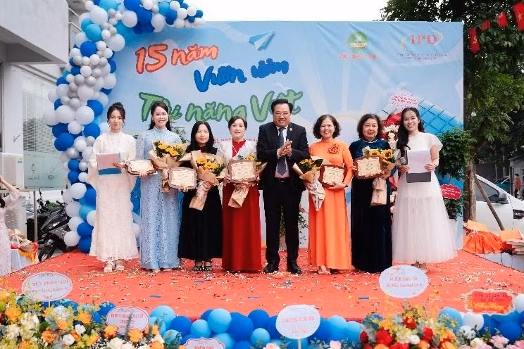 Trao tặng hoa và kỷ niệm chương tri ân cho những thành viên sáng lập trường