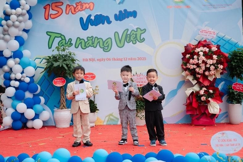 Những em bé tại VSK Thăng Long tự tin thể hiện tài năng MC đa ngôn ngữ với tiếng Việt – Anh – Trung.