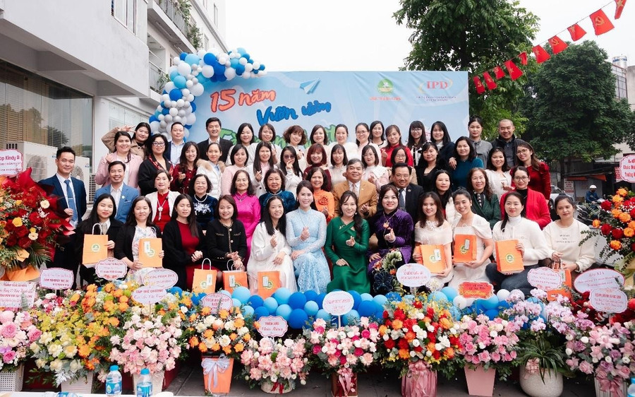 Tập thể khách mời và các giáo viên nhà trường