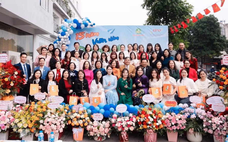 Tập thể khách mời và các giáo viên nhà trường