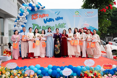 Trao tặng hoa và quà tri ân cho cán bộ nhân viên cống hiến 5-10 năm cho nhà trường