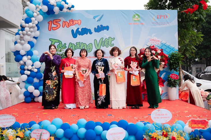 Trao tặng hoa và quà tri ân cho cán bộ nhân viên đã cống hiến trên 10 năm cho nhà trường