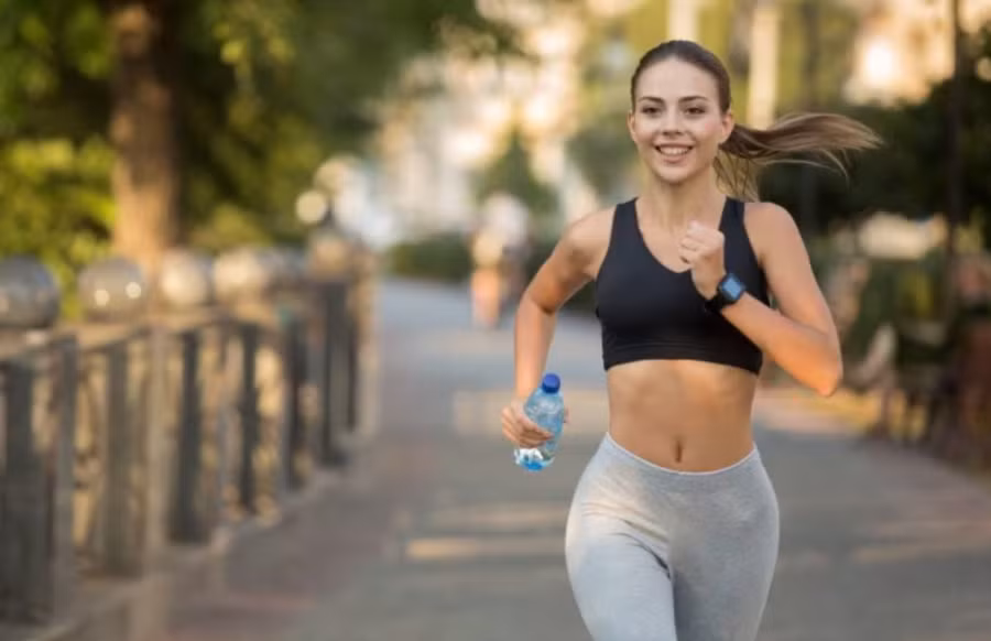 Chạy bộ thường hiệu quả hơn trong việc giảm mỡ. (Ảnh: ITN)