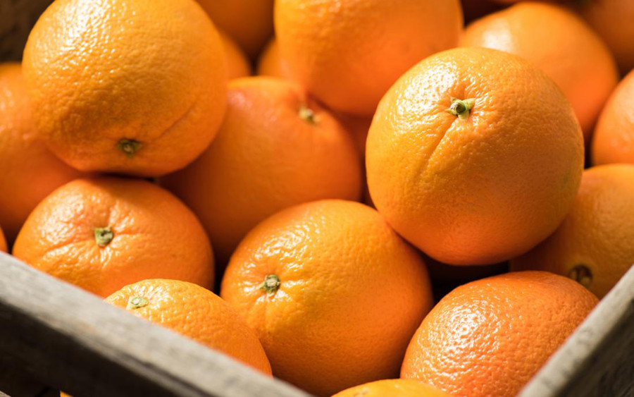 Cam ít calo và là nguồn vitamin C dồi dào. Trái cây này giúp tăng cường quá trình trao đổi chất, ngăn ngừ tích tụ mỡ. (Ảnh: ITN) 2-cam-it-calo.jpg