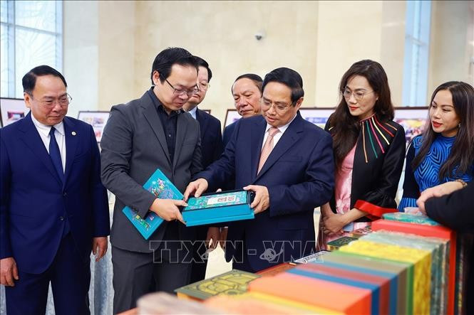 Thủ tướng Phạm Minh Chính tham quan trưng bày sản phẩm Ngành Văn hoá Thể thao và Du lịch. Ảnh: Dương Giang/TTXVN