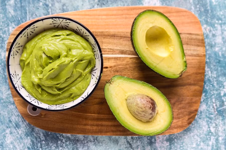 Quả bơ đạt độ chín nhanh hơn khi được bảo quản ở nhiệt độ phòng trong vài ngày. (Ảnh: ITN).