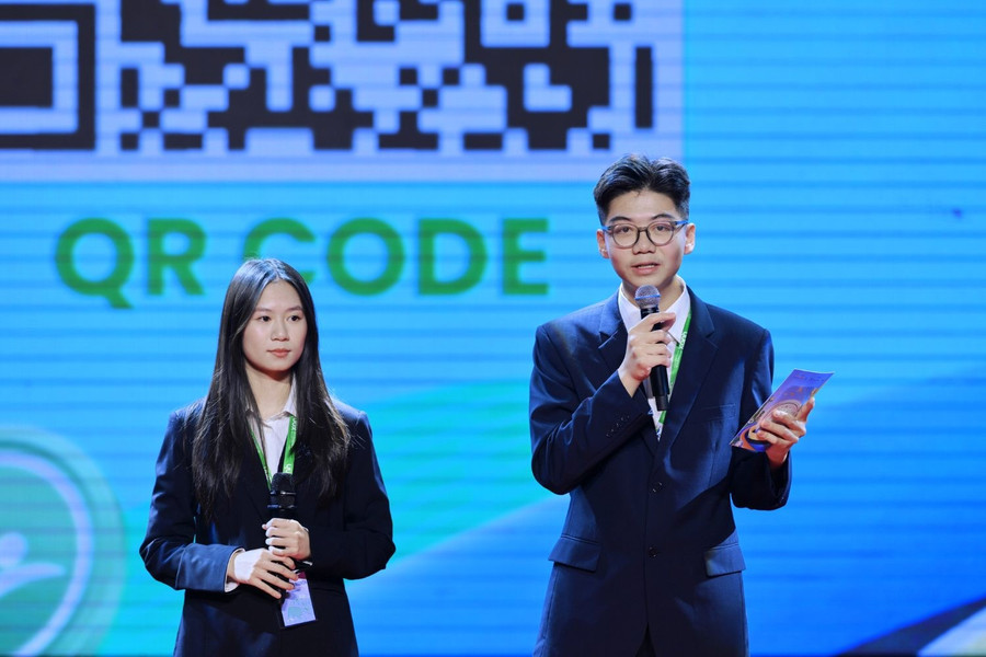 Đội Cropspiracy gồm Cao Khánh Nguyên và Hồ Đức Minh (THPT Nguyễn Siêu, Hà Nội) thể hiện năng lực tranh biện và tư duy tiệm cận chuẩn mực quốc tế qua phần thi của mình, từ đó xuất sắc giành Quán quân bảng Tiếng Anh Tiếng nói Xanh mùa 3. Ảnh: Vingroup