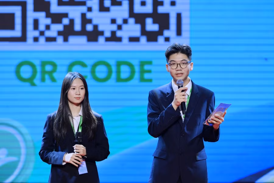 Đội Cropspiracy gồm Cao Khánh Nguyên và Hồ Đức Minh (THPT Nguyễn Siêu, Hà Nội) thể hiện năng lực tranh biện và tư duy tiệm cận chuẩn mực quốc tế qua phần thi của mình, từ đó xuất sắc giành Quán quân bảng Tiếng Anh Tiếng nói Xanh mùa 3. Ảnh: Vingroup