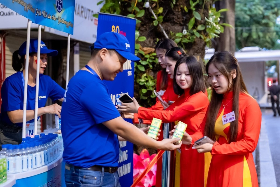 Khi trời vừa hửng sáng, các cô gái xinh đẹp tham gia diễu hành cũng đã có mặt tại một điểm tiếp ứng dinh dưỡng của Vinamilk để tiếp thêm năng lượng trước khi tiếp tục nhiệm vụ của mình.