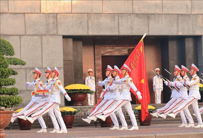 Đội tiêu binh danh dự duyệt đội ngũ qua trước Lăng Chủ tịch Hồ Chí Minh