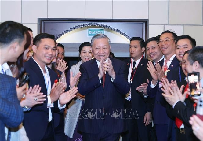 Tổng Bí thư Tô Lâm và Phu nhân gặp gỡ cán bộ, nhân viên cùng đại diện cộng đồng người Việt Nam tại Liên bang Nga. Ảnh: Thống Nhất/TTXVN. Tổng Bí thư Tô Lâm và Phu nhân gặp gỡ cán bộ, nhân viên cùng đại diện cộng đồng người Việt Nam tại Liên bang Nga. Ảnh: Thống Nhất/TTXVN.