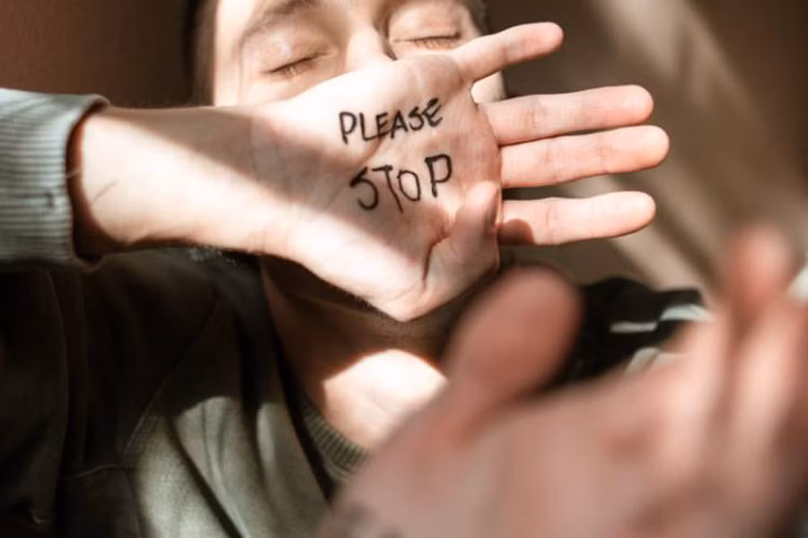 7 dấu hiệu lạm dụng trong quan hệ tình cảm