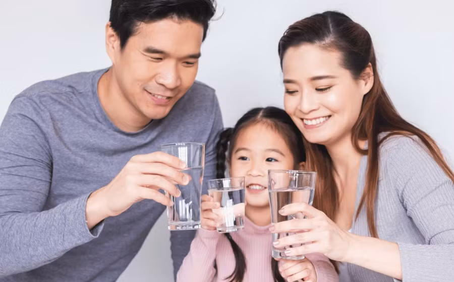 Để duy trì chức năng sinh lý bình thường của cơ thể, mỗi ngày bạn cần uống đủ lượng nước. (Ảnh: ITN)