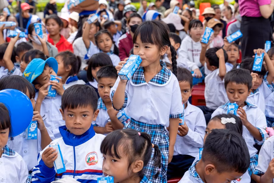 Sau 19 năm, Quỹ sữa Vươn cao Việt Nam đã trao hơn 43 triệu sản phẩm dinh dưỡng đến với hơn 550.000 trẻ em Việt Nam. (Ảnh: Hải An).